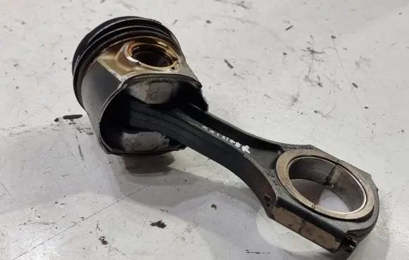 Mercedes-Benz Sprinter W906 Piston 65100