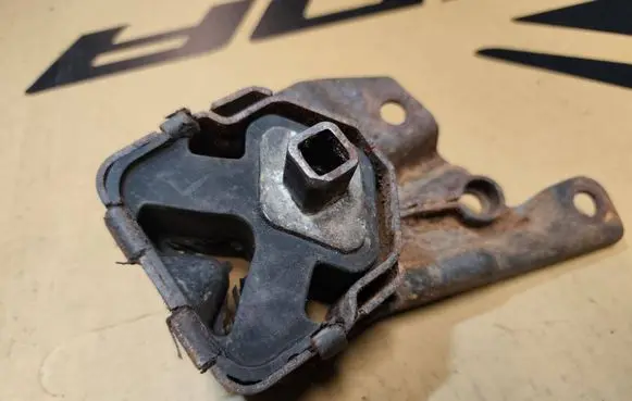 Chrysler Grand Voyager II Engine mount bracket