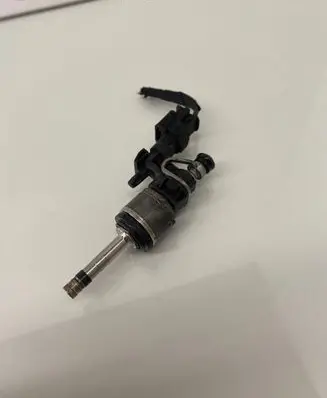 Volkswagen Polo VI Fuel injector 0261500443