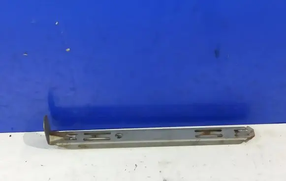 Headlight/headlamp mounting bracket