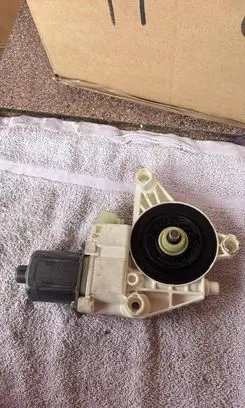 Mercedes-Benz C W204 Front door window regulator motor 2048200142
