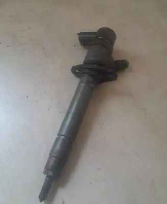 Volvo S60 Fuel injector 8658352