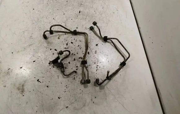 Fuel injector supply line/pipe