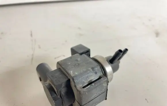 Audi A4 S4 B6 8E 8H Vacuum valve 8E0906628