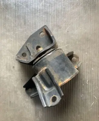 Engine mount bracket