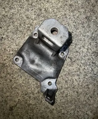 BMW 5 E39 Engine mounting bracket 6751226