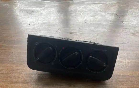Volkswagen Golf III Climate control unit 1H6820075