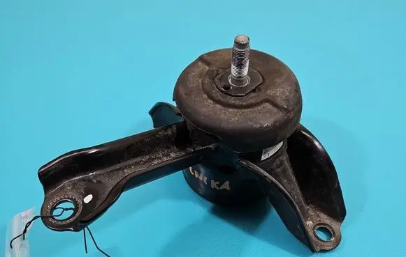 Engine mount vacuum valve