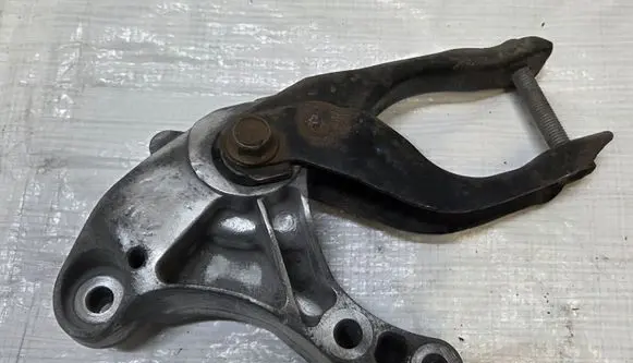 Opel Astra J Engine mount bracket 13364130