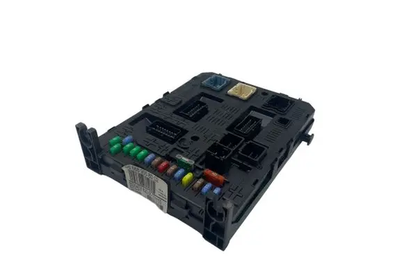 Peugeot 5008 Fuse module 966689558002