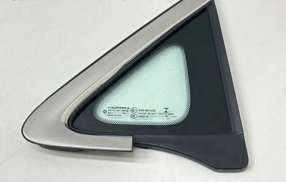 Chrysler Pacifica Front triangle window/glass 68227745AE 43R001229 E000218