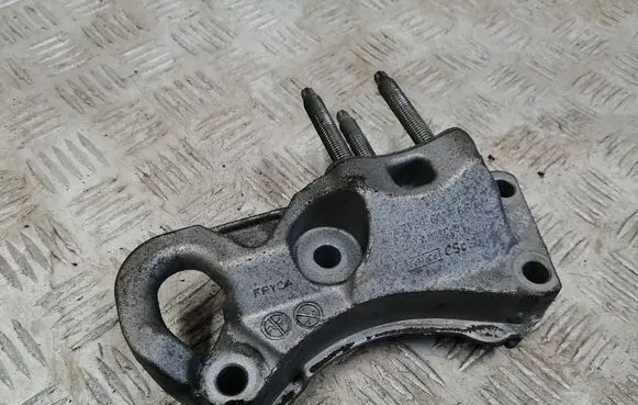 Engine mounting bracket