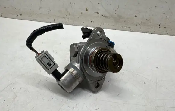 Volvo XC60 Fuel injection high pressure pump 32140068 06F22 01015