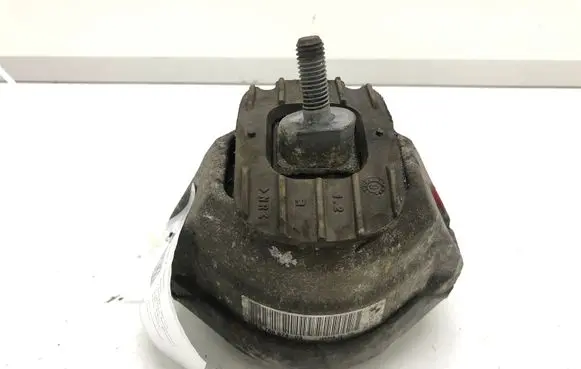 BMW 5 E60 E61 Engine mount bracket 6769874 RM6769874 15934612