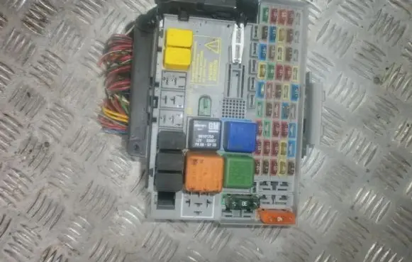 Opel Zafira A Fuse box set 24431677