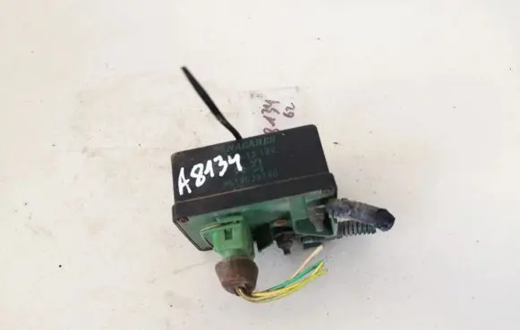 Peugeot 406 Glow plug pre-heat relay 9619039780