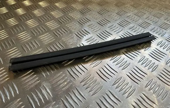 Opel Insignia B Rear door window/glass frame 422178561