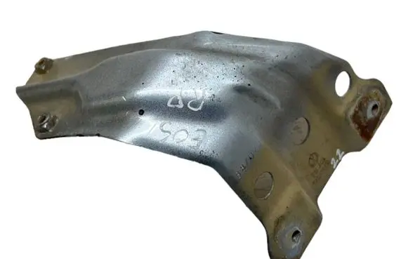 Volkswagen Eos Fender mounting bracket 1Q0821136
