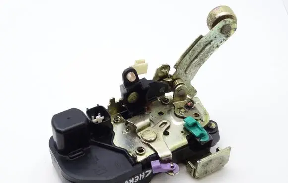Jeep Cherokee III KJ Front door lock 