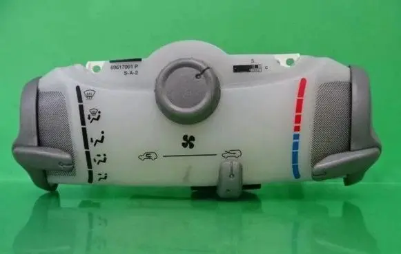 Peugeot 107 Climate control unit 559000H020