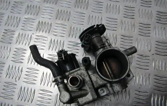 Mazda 323 Throttle valve E9T06271