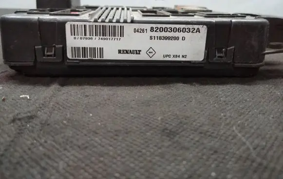 Renault Scenic II - Grand scenic II Fuse module 8200306032A S118399200D 042618