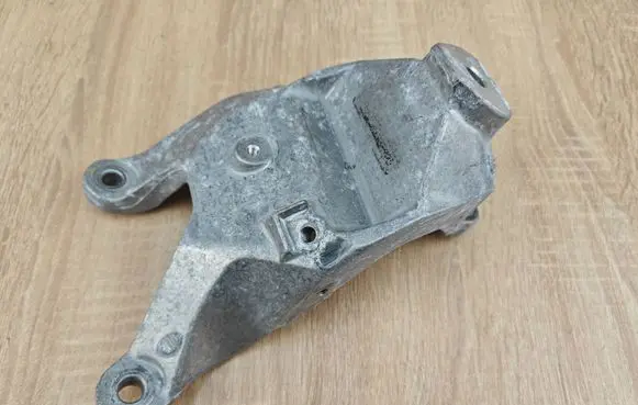 Engine mounting bracket