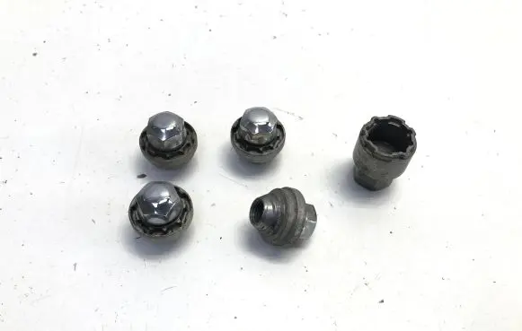 KIA Niro Anti-theft wheel nuts and lock 