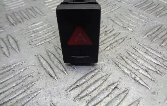 Volkswagen PASSAT B5.5 Hazard light switch