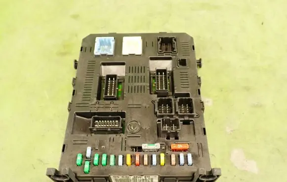 Peugeot 307 Fuse module 9663510180