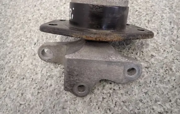Mitsubishi Colt Engine mount vacuum valve 