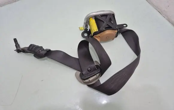 Toyota Avensis T250 Front seatbelt 7322005051