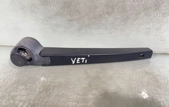 Rear wiper blade arm
