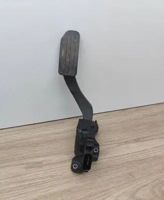 Volvo XC70 Accelerator throttle pedal 6G929F836DD