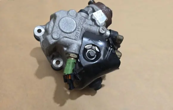 Volvo V40 Fuel injection high pressure pump 31372081