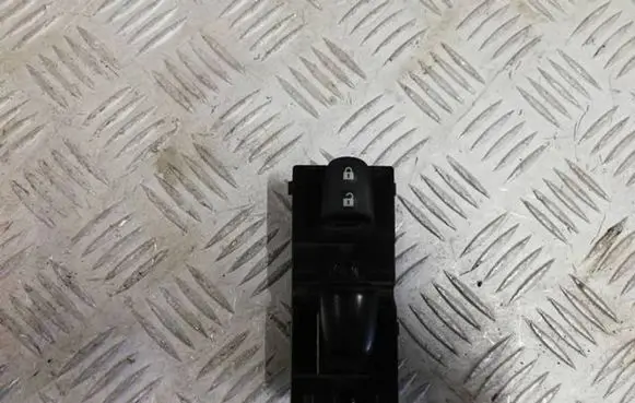Nissan Qashqai Front door window switch trim 