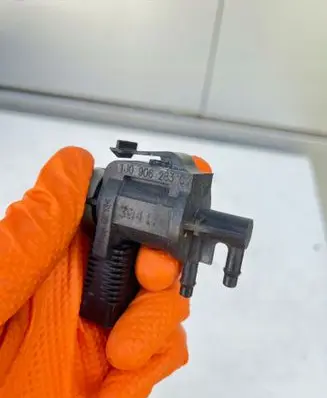 Audi A4 S4 B8 8K Turbo solenoid valve 1J0906283C