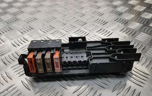 Mercedes-Benz E W211 Fuse module 013948411