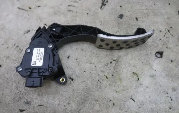 Renault Twingo III Accelerator throttle pedal 180025148R