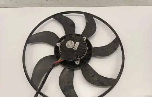 Radiator cooling fan shroud