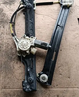 Front window lifting mechanism without motor
