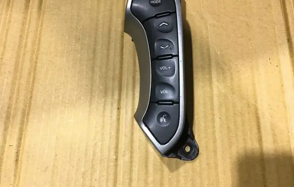 Steering wheel buttons/switches
