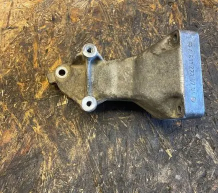 Mercedes-Benz C W203 Engine mounting bracket A6112230704