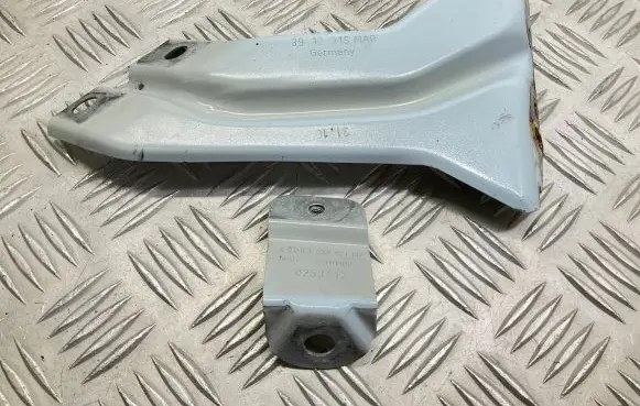 Fender mounting bracket
