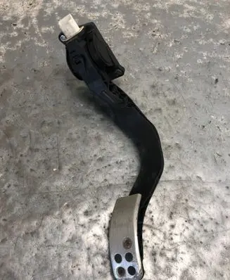 Accelerator throttle pedal