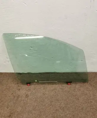 Toyota Yaris Front door window/glass (coupe) 