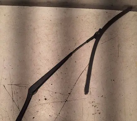 Front wiper blade arm