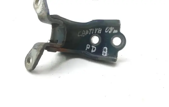 Chevrolet Captiva Front door lower hinge 