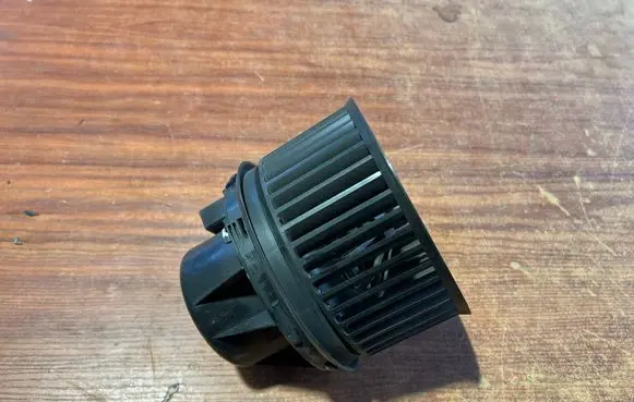 Ford Focus Heater fan/blower AV6N18456CA