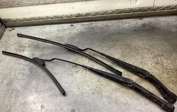 Volvo XC90 Front wiper blade arm 180252 5138693600 4738620839